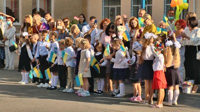 Святкову лінійку провели тільки для першачків. Фото: Суспільне Поділля