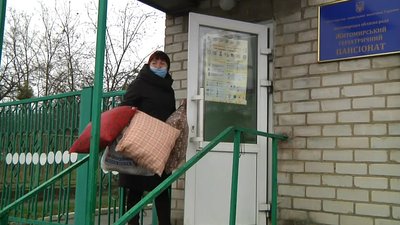 Житомирські волонтерки передали дарунки підопічним геріатричного пансіонату