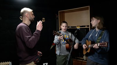 Програмою "ДНК" гурт рівнян-підлітків "Батя розслабся" шанує українських класиків і збирає гроші для ЗСУ Програмою "ДНК" гурт рівнян-підлітків "Батя розслабся" шанує українських класиків і збирає гроші для ЗСУ