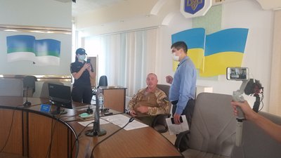 У Рівному люди в камуфляжі зайняли сесійну залу, сіли на місця депутатів У Рівному люди в камуфляжі зайняли сесійну залу, сіли на місця депутатів