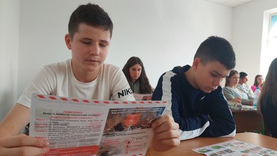 На Закарпатті військові провели учням 9-10 класів заняття з мінної безпеки На Закарпатті військові провели учням 9-10 класів заняття з мінної безпеки