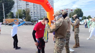 У Хмельницькому під час забігу "Братерство сталевих" зібрали понад 88 тисяч гривень для військових У Хмельницькому під час забігу "Братерство сталевих" зібрали понад 88 тисяч гривень для військових