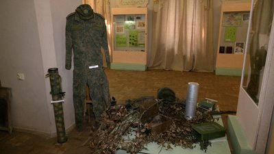 Згуби окупантів: у музеї на Рівненщині експонують речі військ РФ, полишені у звільнених містах і селах Згуби окупантів: у музеї на Рівненщині експонують речі військ РФ, полишені у звільнених містах і селах
