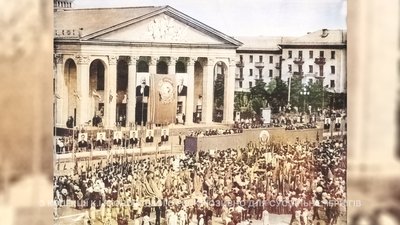 Масові зібрання біля драмтеатру у Чернігові. 1960-ті роки