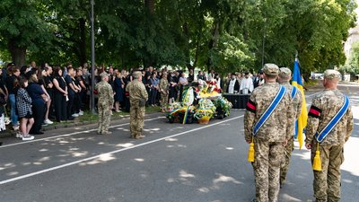 В Ужгороді попрощалися із полеглим на війні Василем Оленем В Ужгороді попрощалися із полеглим на війні Василем Оленем