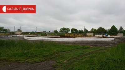 Екологи перевіряють воду з каналізації Луцька, яку зливають в Стир Екологи перевіряють воду з каналізації Луцька, яку зливають в Стир