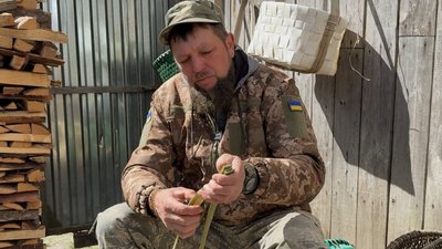 Ветеран із Рівненського Полісся плете постоли для доньки Ветеран із Рівненського Полісся плете постоли для доньки