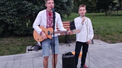 У Тернополі студенти зібрали гроші для бійців, співаючи на вулицях