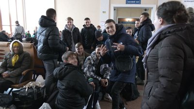 "Куди їдемо – не знаю": із Черкащини курсує евакуаційний потяг "Куди їдемо – не знаю": із Черкащини курсує евакуаційний потяг