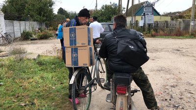 Херсонські волонтери допомагають миколаївцям продуктами та водою Херсонські волонтери допомагають миколаївцям продуктами та водою
