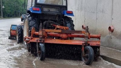 У Тернополі під час негоди повалило дерева та залило вулиці У Тернополі під час негоди повалило дерева та залило вулиці