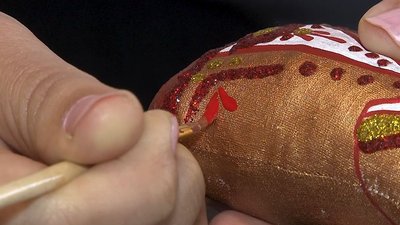 Черкащанка створює ялинкові прикраси Черкащанка створює ялинкові прикраси