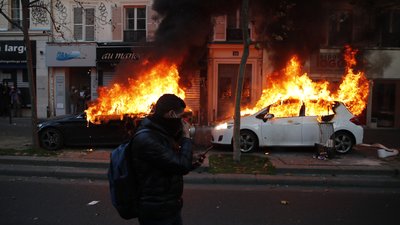 У Парижі почалися сутички з поліцією У Парижі почалися сутички з поліцією