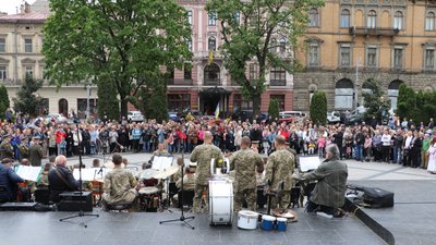 "Час обрав нас": у центрі Львова виступив оркестр Національної військової академії