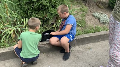 У Тернополі діти отримали від "Карітасу" шкільні портфелики У Тернополі діти отримали від "Карітасу" шкільні портфелики