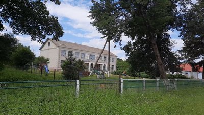 На фото сільська школа. На фото сільська школа.