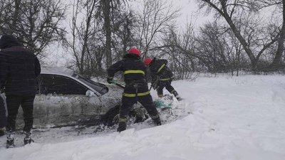 37 вантажівок та дві "швидкі" дістали рятувальники з снігових заметів на Миколаївщині 37 вантажівок та дві "швидкі" дістали рятувальники з снігових заметів на Миколаївщині