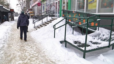 "Не пандус, а злітна смуга": подружжя волинян на кріслах колісних скаржаться на бар'єри в Ковелі "Не пандус, а злітна смуга": подружжя волинян на кріслах колісних скаржаться на бар'єри в Ковелі