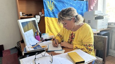 Незламна жінка: як Оксана Гнедько відновлює постраждалі села Миколаївщини під час війни Незламна жінка: як Оксана Гнедько відновлює постраждалі села Миколаївщини під час війни