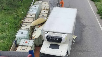 На Харківщині внаслідок ДТП на трасу вилилася кислота — рятувальники відібрали проби повітря На Харківщині внаслідок ДТП на трасу вилилася кислота — рятувальники відібрали проби повітря