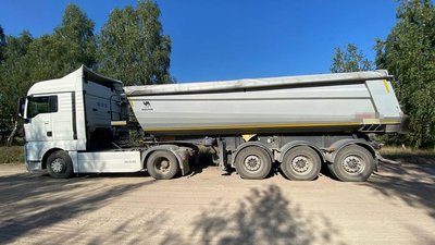 Під Житомиром зупинили вантажівки з піском без документів Під Житомиром зупинили вантажівки з піском без документів