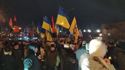 Віддати шану Героям Небесної Сотні: миколаївці зібралися на місці проведення місцевого Євромайдану