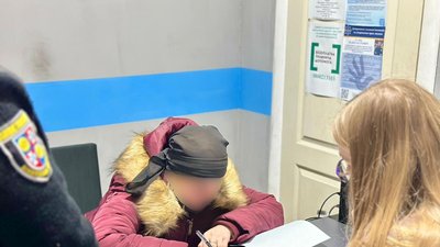 Слідчі повідомили матері про підозру за фактом залишення в небезпеці дитини
