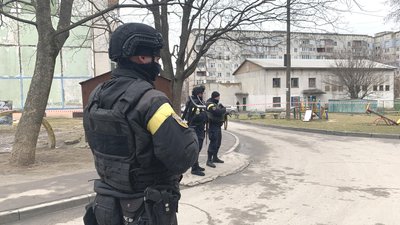 Загинули двоє: в Рівному чоловік стріляв з балкона у людей Загинули двоє: в Рівному чоловік стріляв з балкона у людей