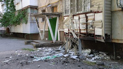 Наслідки російських обстрілів багатоповерхівки у Херсоні