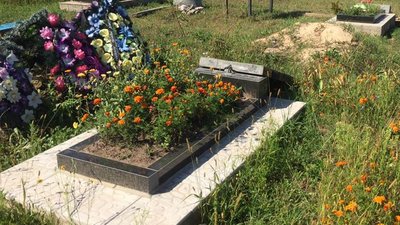 На Житомирщині двох підлітків підозрюють у пошкодженні 9 пам'ятників на кладовищі