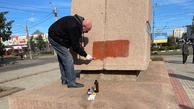 У Миколаєві відбулась сутичка біла пам'ятника співробітникам міліції, який хотіли знести У Миколаєві відбулась сутичка біла пам'ятника співробітникам міліції, який хотіли знести