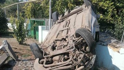 В селі на Одещині автівка врізалася у стовп: пасажир загинув, водія ушпиталили