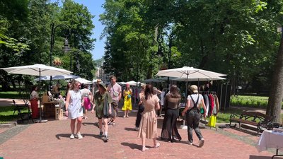 На авто для ЗСУ. У Львові вдруге відбувся благодійний ярмарок "Sunday Bazaarr"
