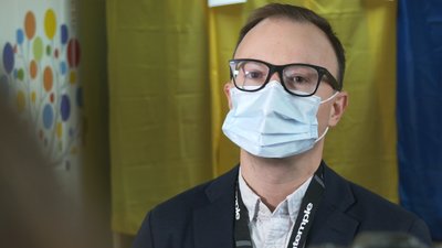 Кандидати в мери Черкас проголосували на виборчих дільницях Кандидати в мери Черкас проголосували на виборчих дільницях