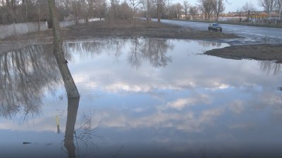 Вимушені зачинитися: у Дніпрі територію підприємств затопило стічними водами Вимушені зачинитися: у Дніпрі територію підприємств затопило стічними водами