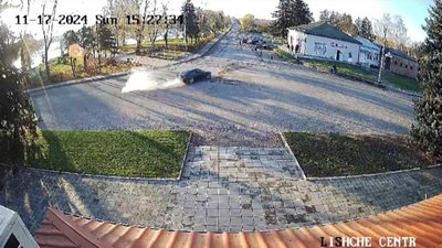 Троє хлопців із Луцька відмивали сільську дорогу після дрифту Троє хлопців із Луцька відмивали сільську дорогу після дрифту