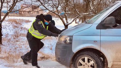 Прикарпатців просять не виїжджати автомобілями без нагальої потреби Прикарпатців просять не виїжджати автомобілями без нагальої потреби
