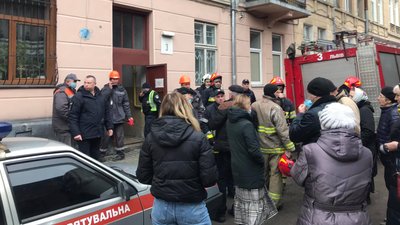 Вибух у львівській багатоповерхівці: хронологія подій та коментарі очевидців Вибух у львівській багатоповерхівці: хронологія подій та коментарі очевидців