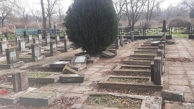 На Херсонщині шукають вандалів, які пошкодили пам'ятники братської могили на меморіальному кладовищі На Херсонщині шукають вандалів, які пошкодили пам'ятники братської могили на меморіальному кладовищі