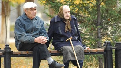 Як отримати пенсію, коли ти не в Україні? Пенсіонерам відмовляють у виплатах через виїзд за кордон