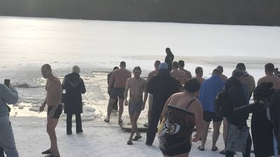 Водохреща у Чернігові: як це відбувається на пляжі Золотий берег Водохреща у Чернігові: як це відбувається на пляжі Золотий берег