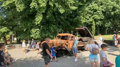 До Тернополя привезли спалену військову техніку російських окупантів До Тернополя привезли спалену військову техніку російських окупантів