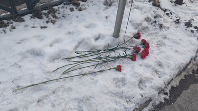 Харків'яни приносять квіти до почесного консульства Туреччини