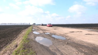 "Ніби на край світу": черкащани скаржаться на погану дорогу "Ніби на край світу": черкащани скаржаться на погану дорогу