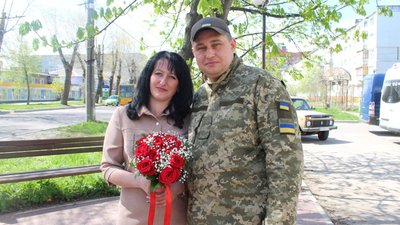“Захотілося об’єднатися і стати ріднішими". У Сумах одружився боєць територіальної оборони “Саша Хімік”