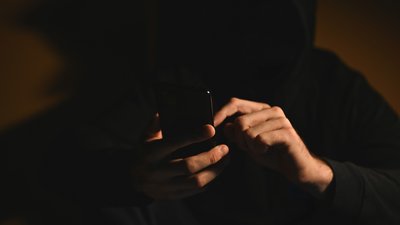 У Чернігові чоловік подзвонив до поліції заради розваг та сказав, що його вдарили ножем