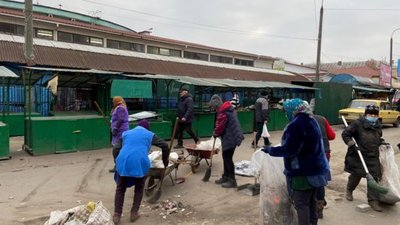 У Рівному з проїжджої частини переносять частину ярмарку. Що про це відомо У Рівному з проїжджої частини переносять частину ярмарку. Що про це відомо