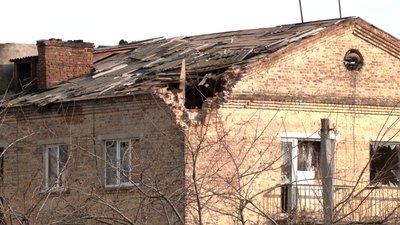В цей будинок росіяни били з гранатомета В цей будинок росіяни били з гранатомета