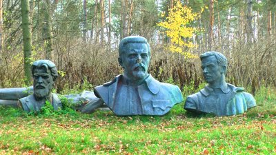 Звалище радянської історії: що робитимуть із пам’ятниками, які зберігають на ставці "Вервольф" поблизу Вінниці Звалище радянської історії: що робитимуть із пам’ятниками, які зберігають на ставці "Вервольф" поблизу Вінниці