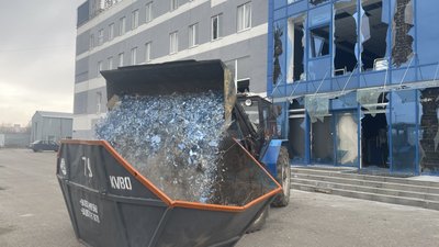 Комунальники прибирають наслідки ударів російського "Шахеда" по Слобідському району Харкова Комунальники прибирають наслідки ударів російського "Шахеда" по Слобідському району Харкова
